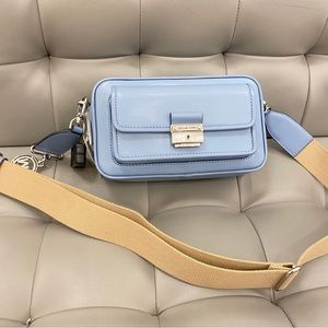 Best price ‼️ MICHAEL KORS Bradshaw Medium Leather Camera Bag